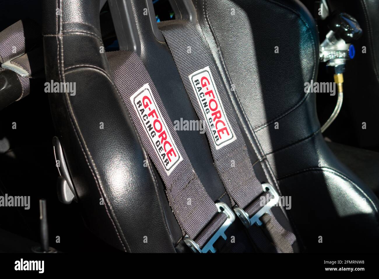 Logo von g-FORCE Racing Gear auf Rennsitzgurt, Fahrerrückhaltesystem - Sacramento, Kalifornien, USA - 2021 Stockfoto