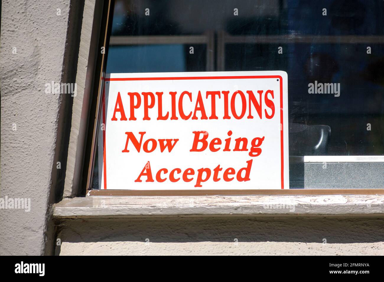 Bewerbungen Jetzt akzeptiert Zeichen durch Eingang zu Geschäft, Geschäft, Geschäft, Restaurant wirbt verfügbaren Job öffnen Stockfoto