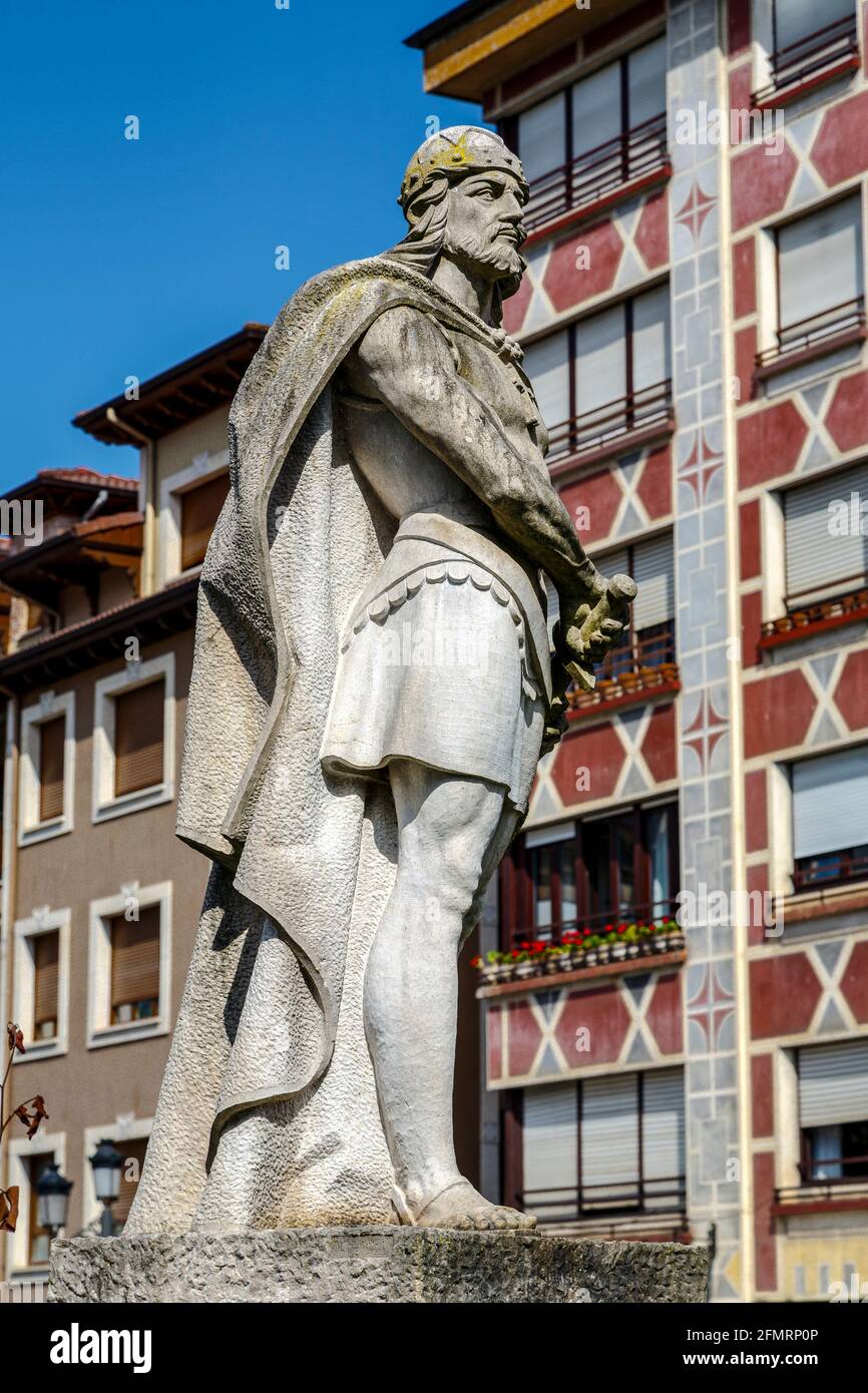 Statue von Don Pelayo, Sieger der Schlacht bei Covadonga und erster König von Asturien Stockfoto