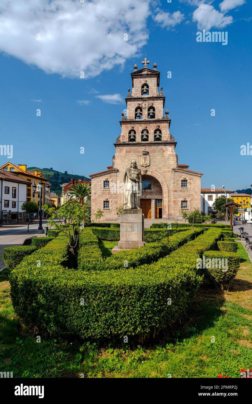 Kirche der Himmelfahrt von Cangas de Onis, Asturien Spanien und Statue von Don Pelayo, erster König von Spanien. Stockfoto