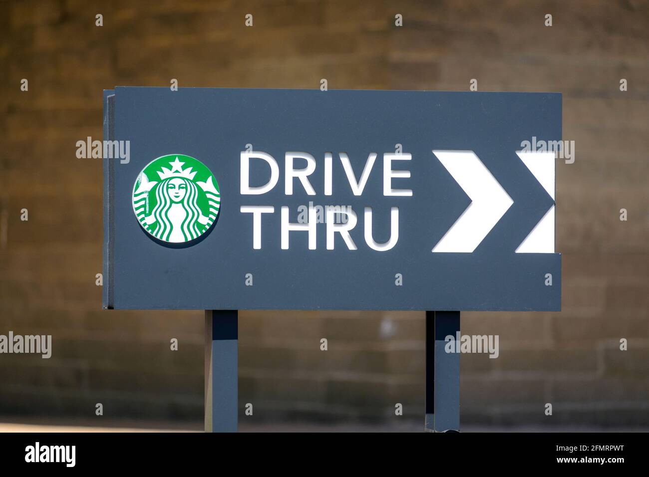 Starbucks Logo auf Drive-Thru-Schild im Starbucks Coffee Shop - San Jose California, USA - 2021 Stockfoto