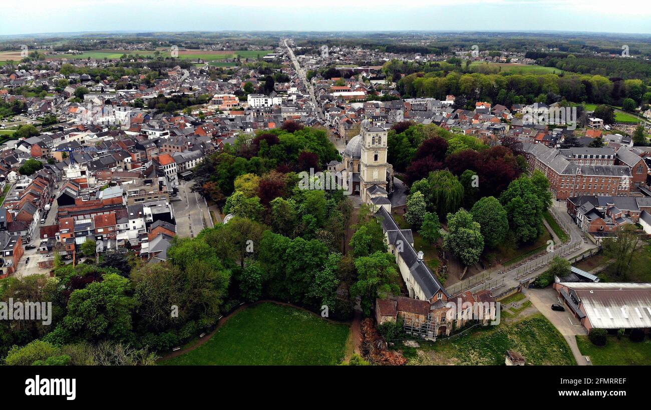 Luftdrohnenbild zeigt das Stadtzentrum von Scherpenheuvel mit Die Basilika unserer Lieben Frau von Scherpenheuvel (Basiliek van Onze-Lieve-Vrouw van Scherp Stockfoto