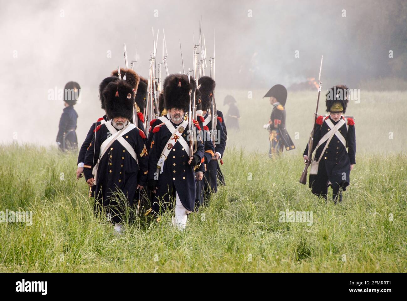 Aufmarsch von Napoleons Alter Garde während der Darstellung der Schlacht von Waterloo. - Napoleons alte Garde wird bei der Nachstellung der Schlacht von Waterloo in Position gebracht. Stockfoto