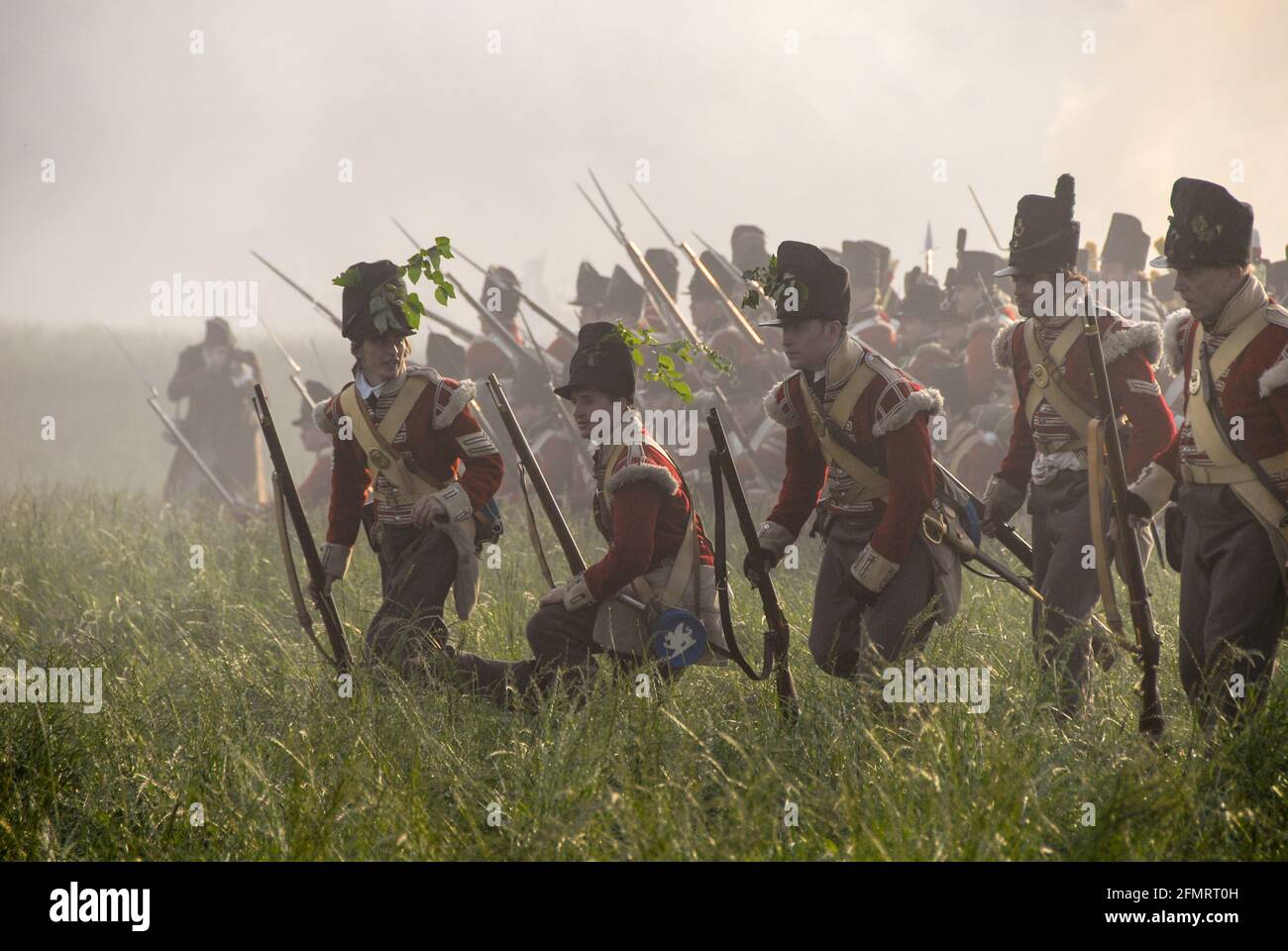 Britische Infanterie greift in lockerer Ordnung an während der Darstellung der Schlacht von Waterloo. - Britische Infanterie in Gefecht oder auf den Angriff bei der Nachstellung der Schlacht von Waterloo. Stockfoto