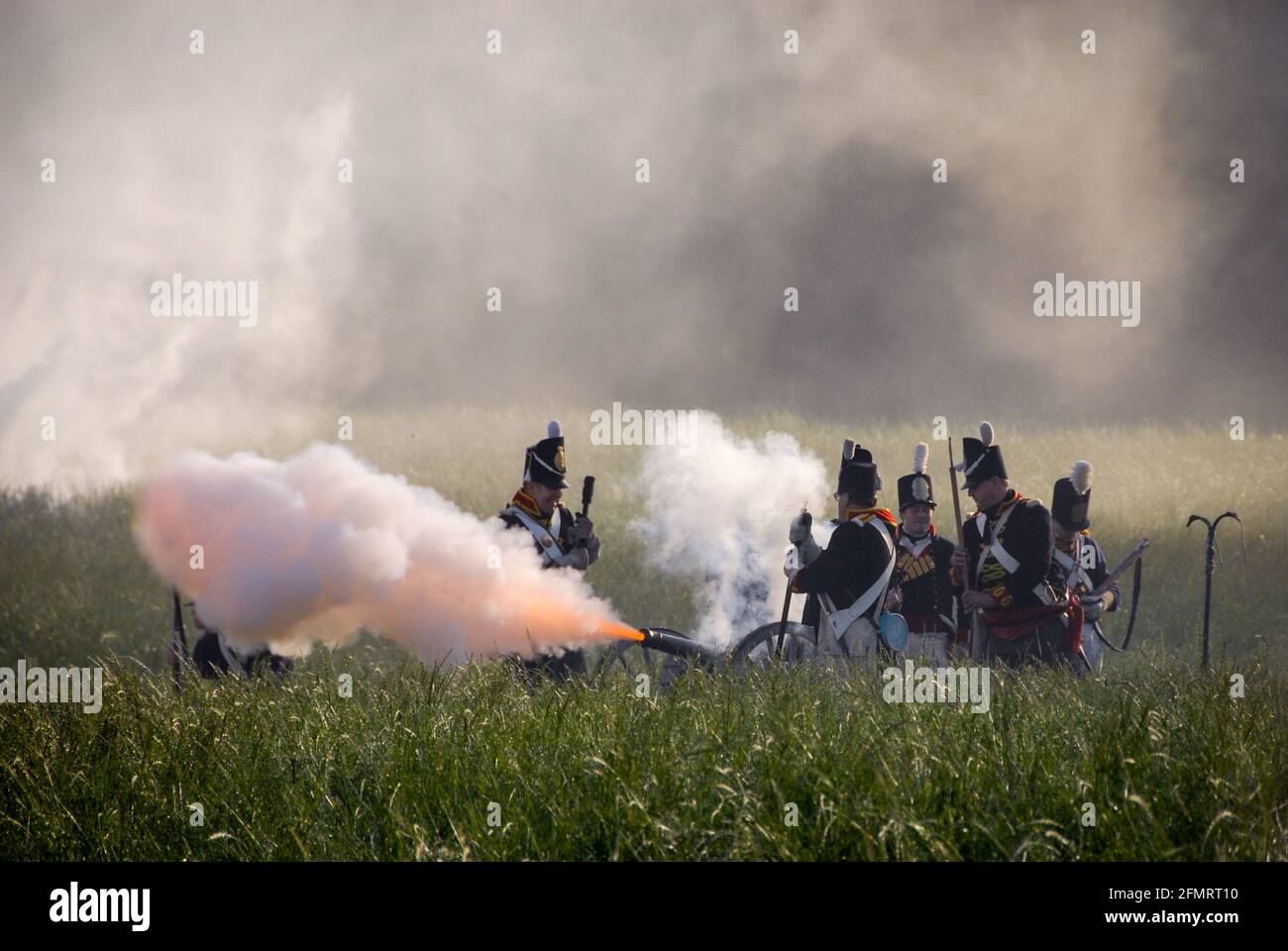 Feuer frei! Britische Artillerie während der Darstellung der Schlacht von Waterloo. - Feuer! Britische Artillerie bei der Nachstellung der Schlacht von Waterloo. Stockfoto