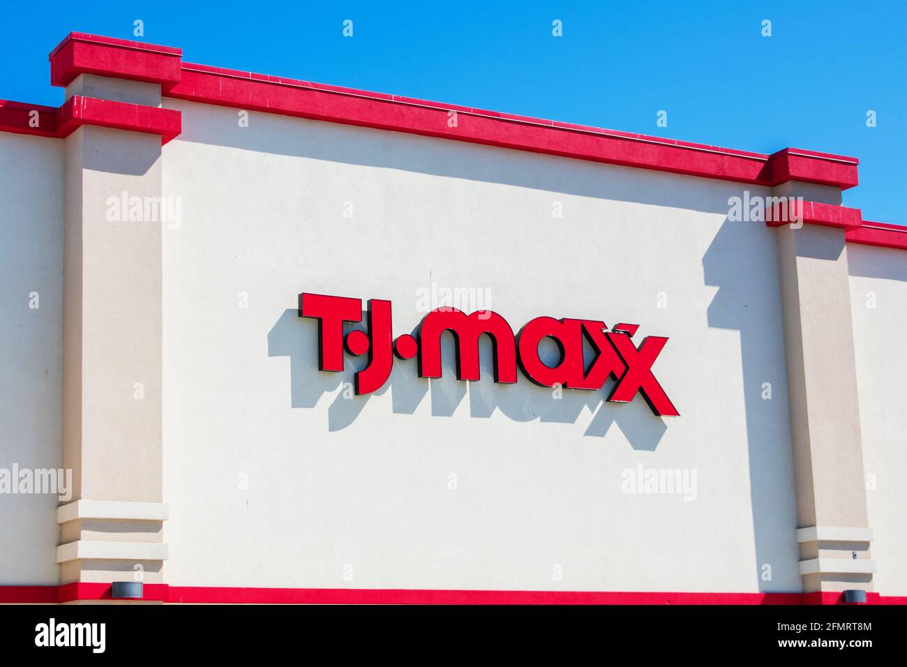 TJ Maxx Zeichen auf dem Einzelhandelskaufhaus von TJX Companies Standort - San Jose California, USA - 2021 Stockfoto