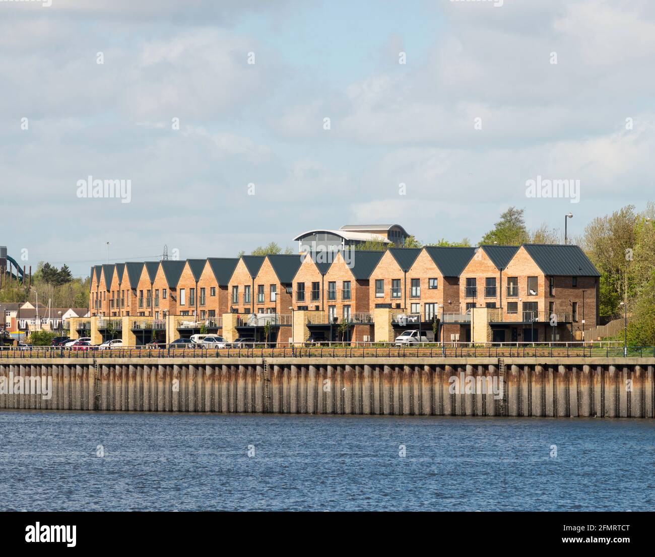 Eine Reihe von zeitgenössischen Doppelhaushälften am North Quay, Albert Edward Dock, am Royal Quays Yachthafen, North Shields, Nordostengland, Großbritannien Stockfoto