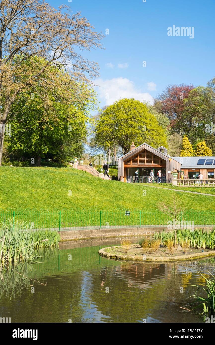 Frühlingsansicht des Northumberland Park und Café in North Shields, North Tyneside, England, Großbritannien Stockfoto