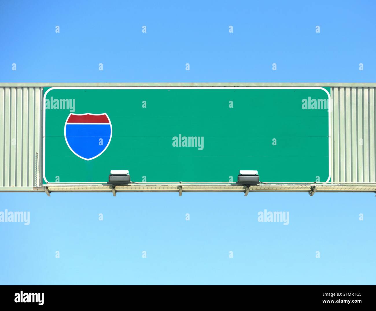 Straßenschild der amerikanischen Autobahn über der Autobahn. Blauer Himmel Hintergrund Stockfoto