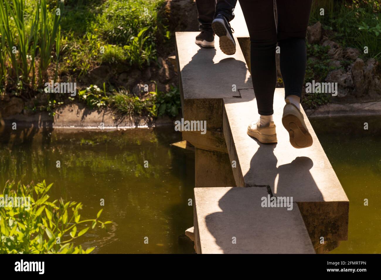 Zwei Personen überqueren eine Felsbrücke Stockfoto