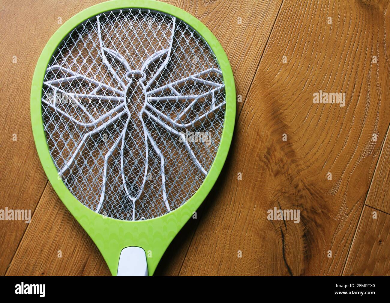 Foto eines Insektenvernichtungsschlägers auf einem hölzernen Hintergrund. Stockfoto