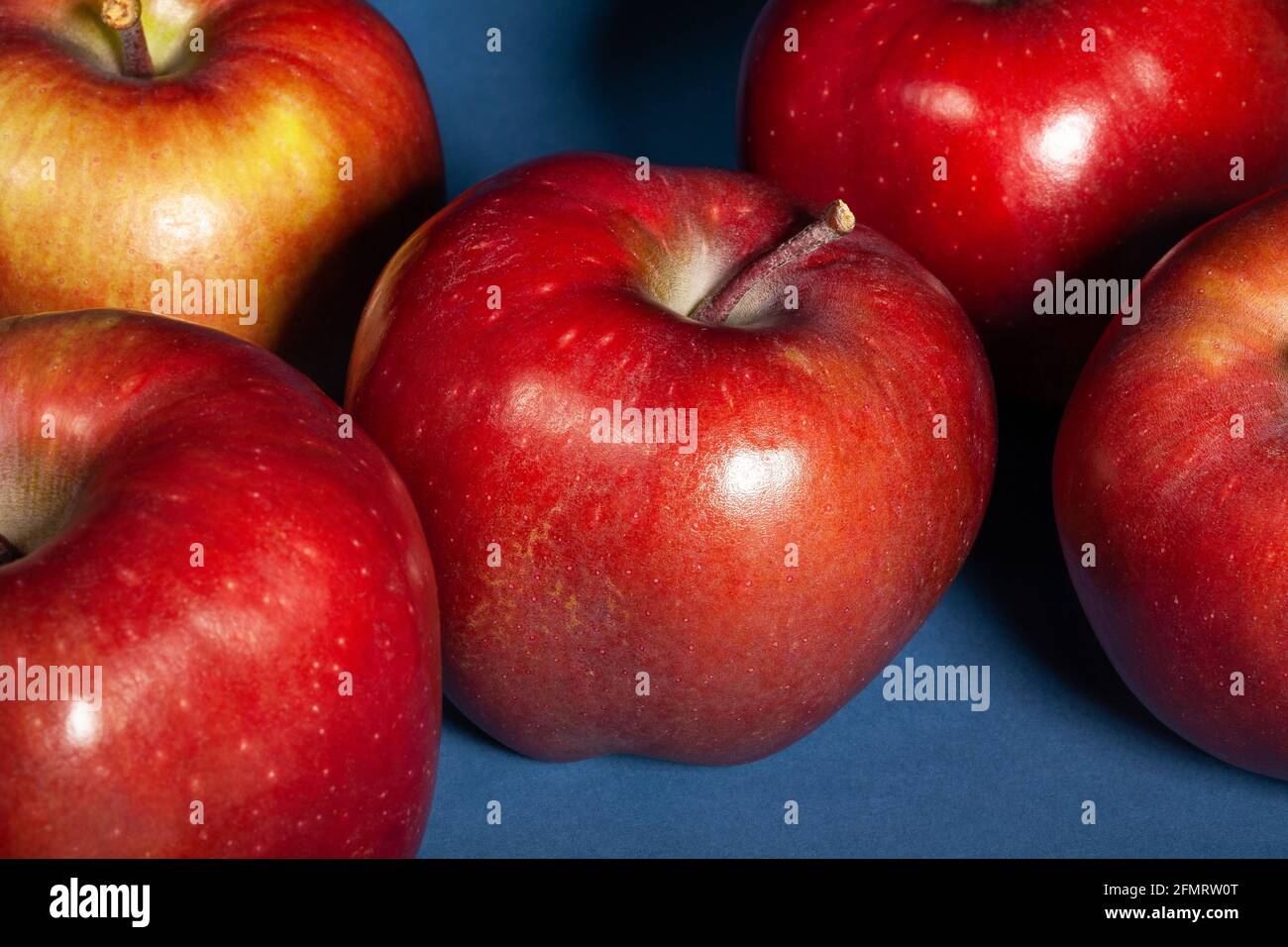 Roter köstlicher Apfel auf blauem Hintergrund Stockfoto