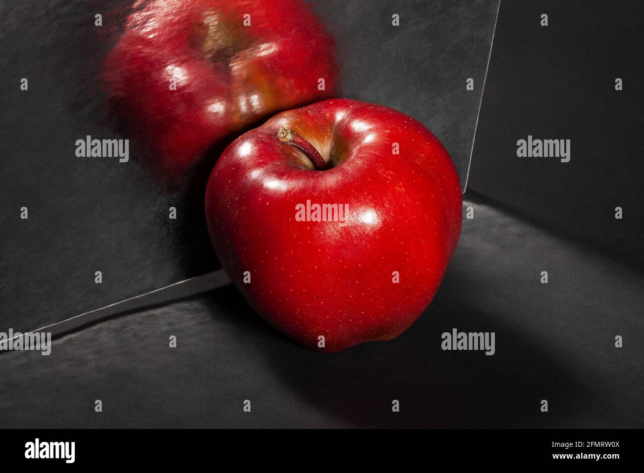 Verspiegelter roter köstlicher Apfel auf schwarzem Hintergrund Stockfoto
