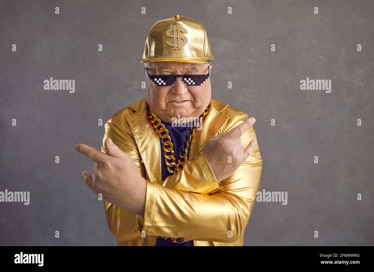 Studioportrait eines coolen älteren Mannes in einer Strolch Life Sonnenbrille Und goldenes Party-Outfit Stockfoto