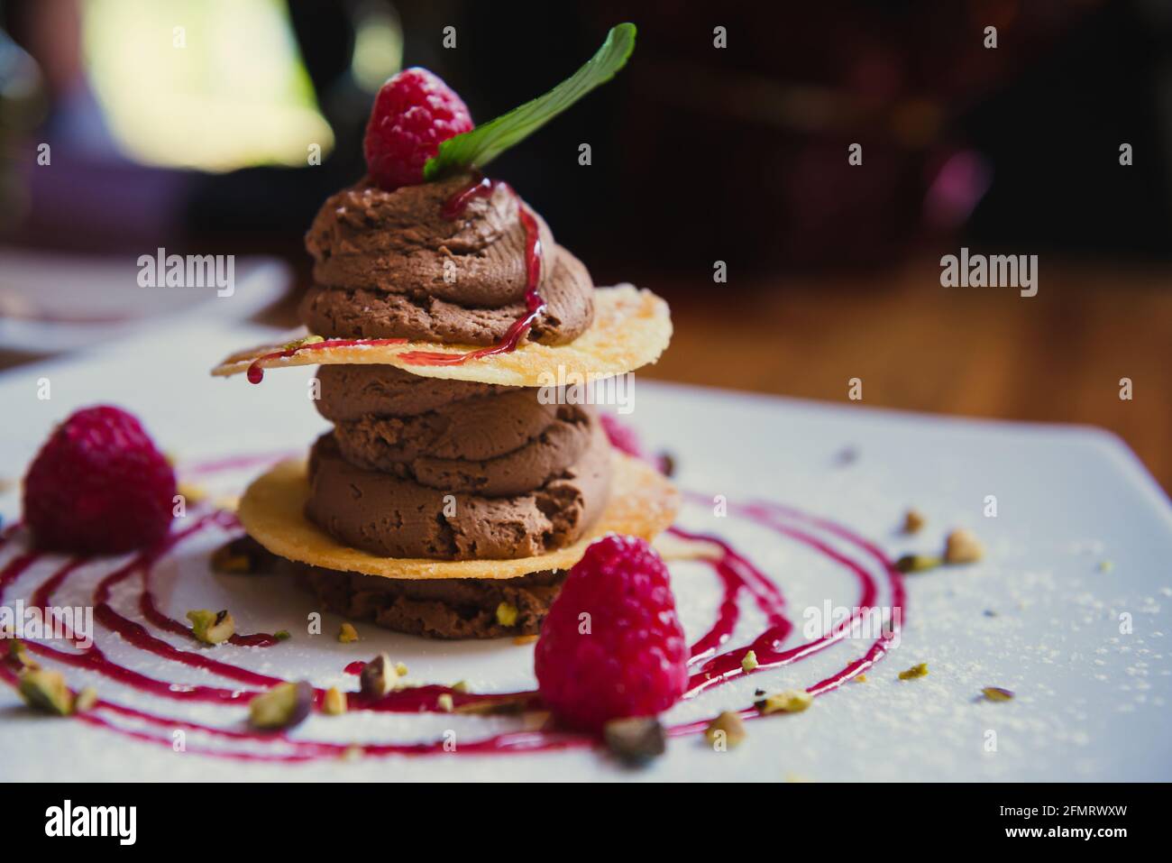 Nahaufnahme von Schokoladenmousse mit Beeren Stockfoto