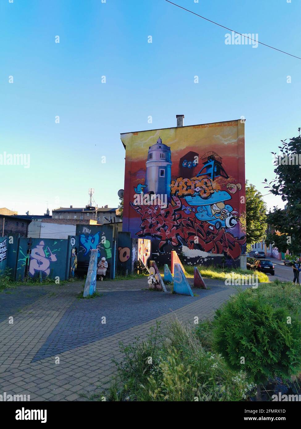 Swietochlowice, Polen: Alte Architektur, große Graffiti-Wand, bunte Gebäude Stockfoto