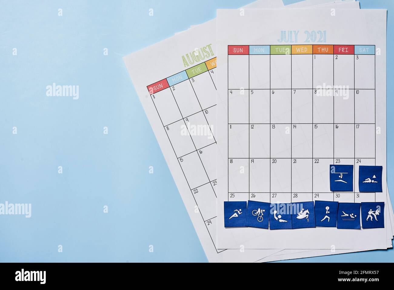 Taschkent, Usbekistan - 4. März 2021: Kalender der Olympischen Sommerspiele 2020. Kalender für die Sommermonate mit olympischen Piktogrammen. Kalender für Juli und August 2021 Stockfoto