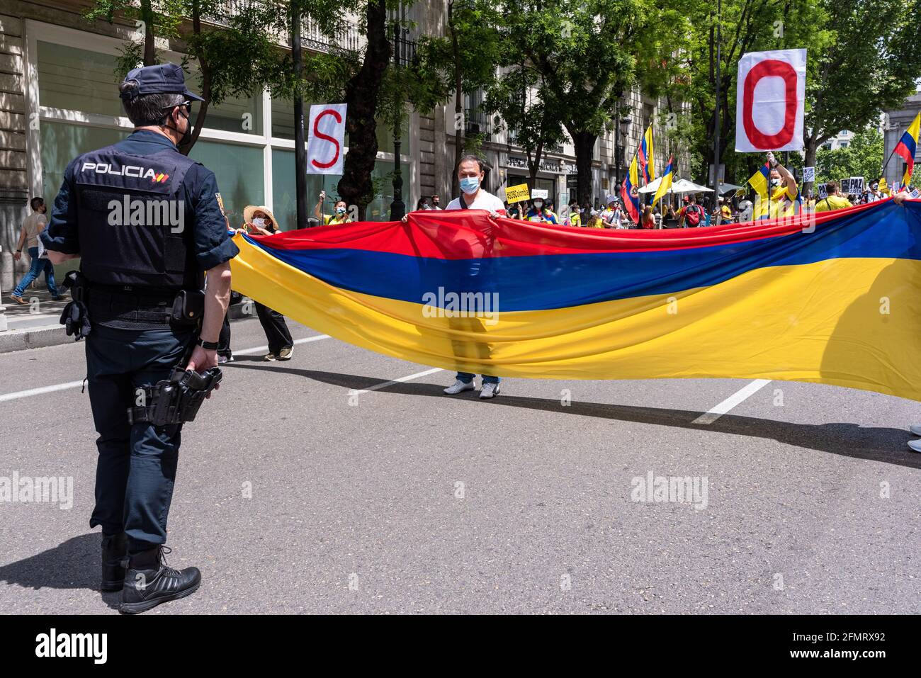 Madrid, Spanien, 8.. Mai 2021. Demonstranten nehmen an einer Demonstration zur Unterstützung kolumbianischer Bürger Teil, die gegen die gewaltsame Unterdrückung von regierungsfeindlichen Protesten kämpfen Stockfoto