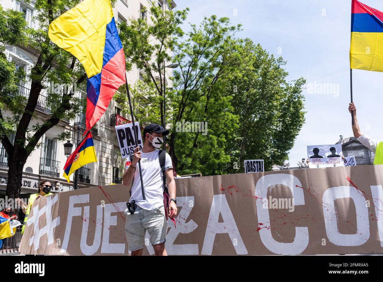 Madrid, Spanien, 8.. Mai 2021. Demonstranten nehmen an einer Demonstration zur Unterstützung kolumbianischer Bürger Teil, die gegen die gewaltsame Unterdrückung von regierungsfeindlichen Protesten kämpfen Stockfoto