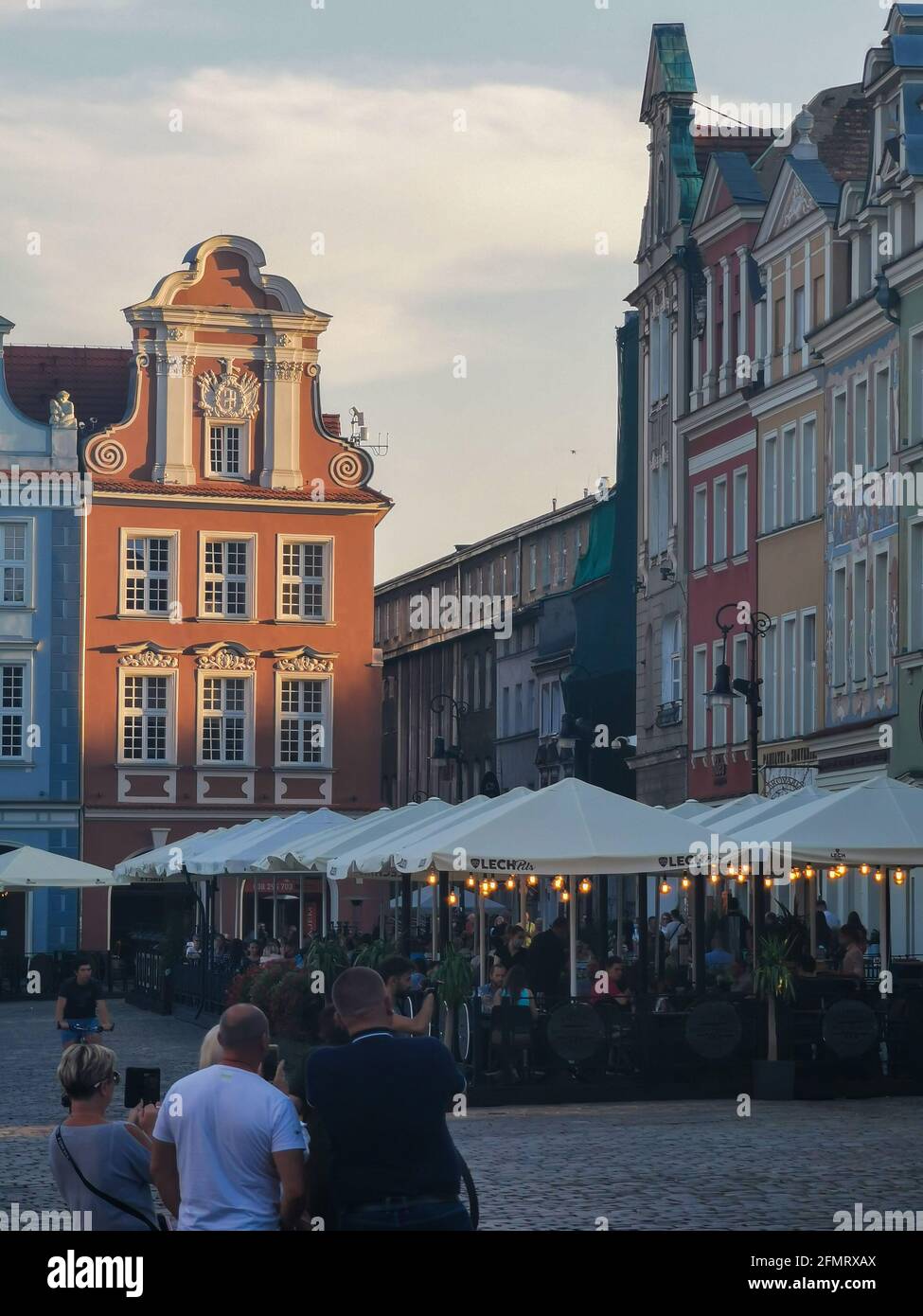 Poznan Altstadtplatz, bunte Gebäude, alte Architektur, sonniger Tag Sommer, Sonnenlicht, goldene Stunde, Stadtbild im Weitwinkel - Posen, Polen Stockfoto