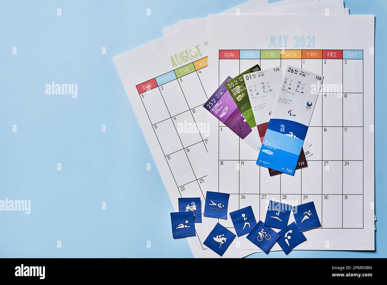 Taschkent, Usbekistan - 4. März 2021: Kalender der Olympischen Sommerspiele 2020. Kalender für die Sommermonate mit olympischen Piktogrammen. Kalender für Juli und August 2021 Stockfoto