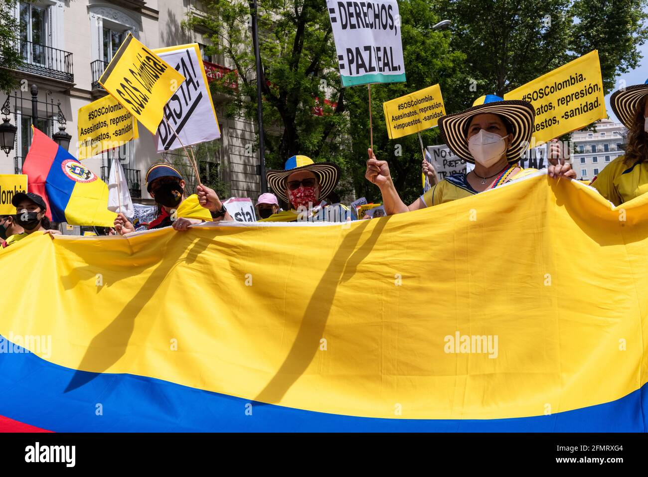 Madrid, Spanien, 8.. Mai 2021. Demonstranten nehmen an einer Demonstration zur Unterstützung kolumbianischer Bürger Teil, die gegen die gewaltsame Unterdrückung von regierungsfeindlichen Protesten kämpfen Stockfoto