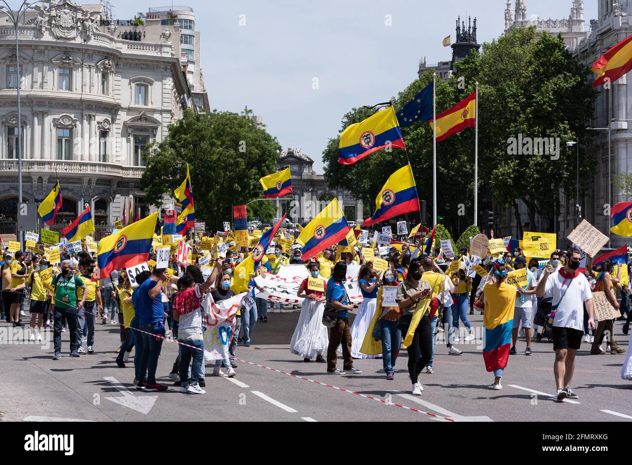 Madrid, Spanien, 8.. Mai 2021. Demonstranten nehmen an einer Demonstration zur Unterstützung kolumbianischer Bürger Teil, die gegen die gewaltsame Unterdrückung von regierungsfeindlichen Protesten kämpfen Stockfoto