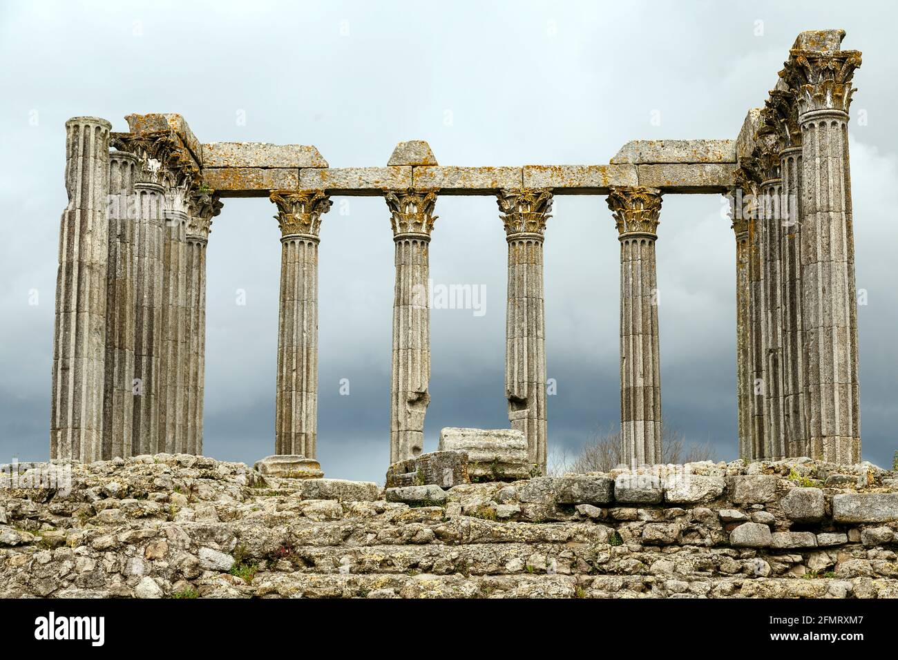 Evora, Portugal. Der ikonische römische Tempel, der dem Kaiserkult gewidmet ist und fälschlicherweise als Tempel der Göttin Diana gilt, wobei das Kloster Loios als ein diente Stockfoto