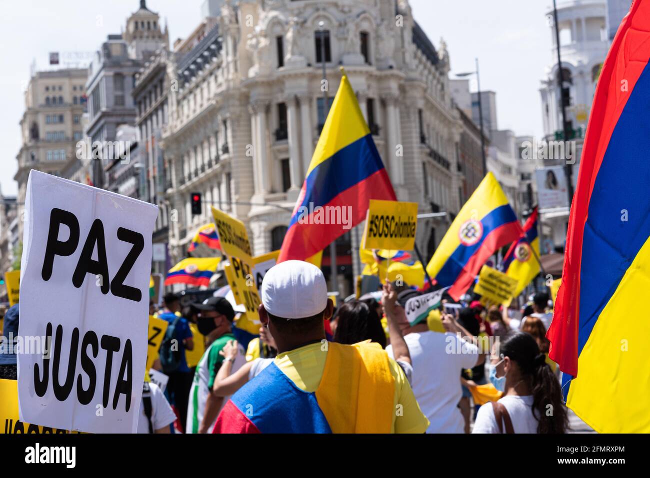 Madrid, Spanien, 8.. Mai 2021. Demonstranten nehmen an einer Demonstration zur Unterstützung kolumbianischer Bürger Teil, die gegen die gewaltsame Unterdrückung von regierungsfeindlichen Protesten kämpfen Stockfoto Madrid, Spanien, 8.. Mai 2021. Demonstranten nehmen an einer Demonstration zur Unterstützung kolumbianischer Bürger Teil, die gegen die gewaltsame Unterdrückung von regierungsfeindlichen Protesten kämpfen Stockfoto