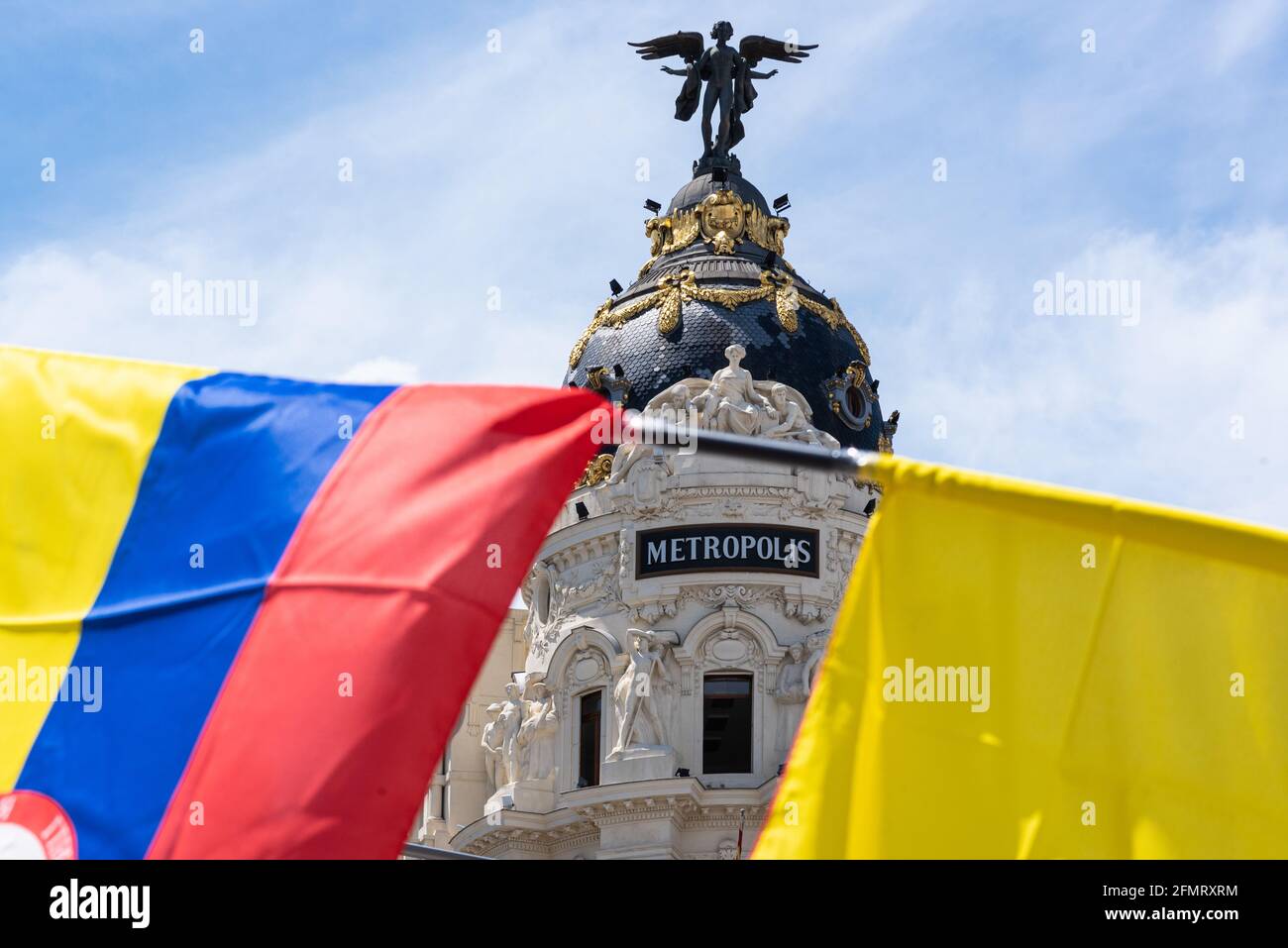 Madrid, Spanien, 8.. Mai 2021. Demonstranten nehmen an einer Demonstration zur Unterstützung kolumbianischer Bürger Teil, die gegen die gewaltsame Unterdrückung von regierungsfeindlichen Protesten kämpfen Stockfoto