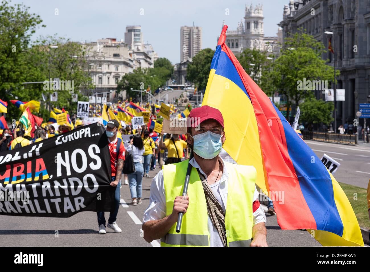 Madrid, Spanien, 8.. Mai 2021. Demonstranten nehmen an einer Demonstration zur Unterstützung kolumbianischer Bürger Teil, die gegen die gewaltsame Unterdrückung von regierungsfeindlichen Protesten kämpfen Stockfoto