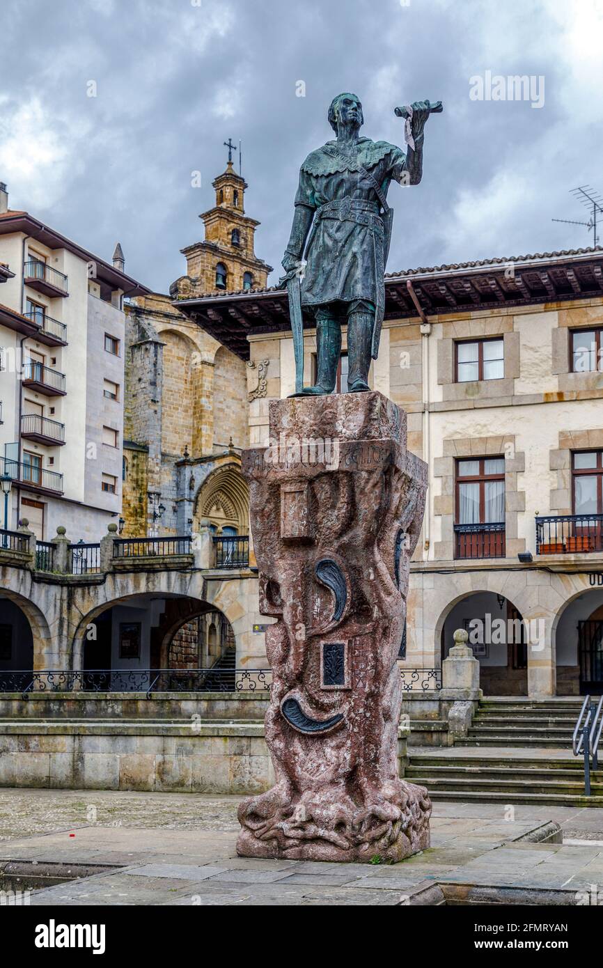 Guernica, Spanien - 09. April 2018: Blick auf das Zentrum von Guernica (Gernika), einer Stadt in der Provinz Biskaya, Baskenland, Spanien. Statue des Grafen D. Stockfoto