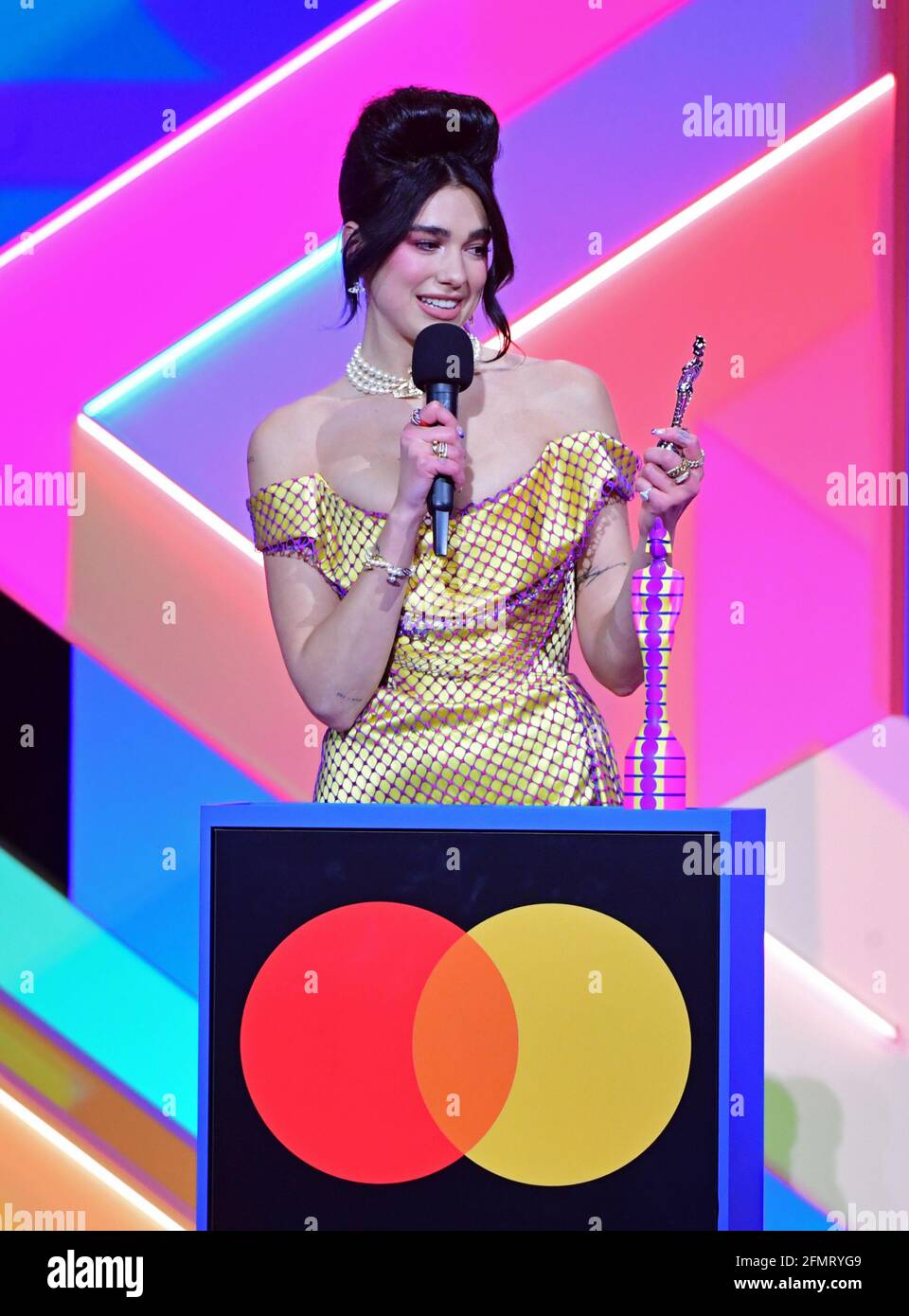 Dua Lipa nimmt den Preis für weibliche Solo-Künstlerin während der Brit Awards 2021 in der O2 Arena, London, entgegen. Bilddatum: Dienstag, 11. Mai 2021. Stockfoto