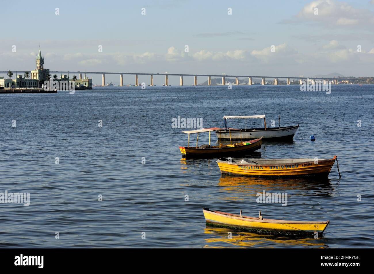 Brasilien – 12. August 2016: Fischerboote schwimmen auf den Gewässern der Guanabara Bay. Blick auf die Rio-Niteroi-Brücke und die Fiskalinsel in der Ferne. Stockfoto