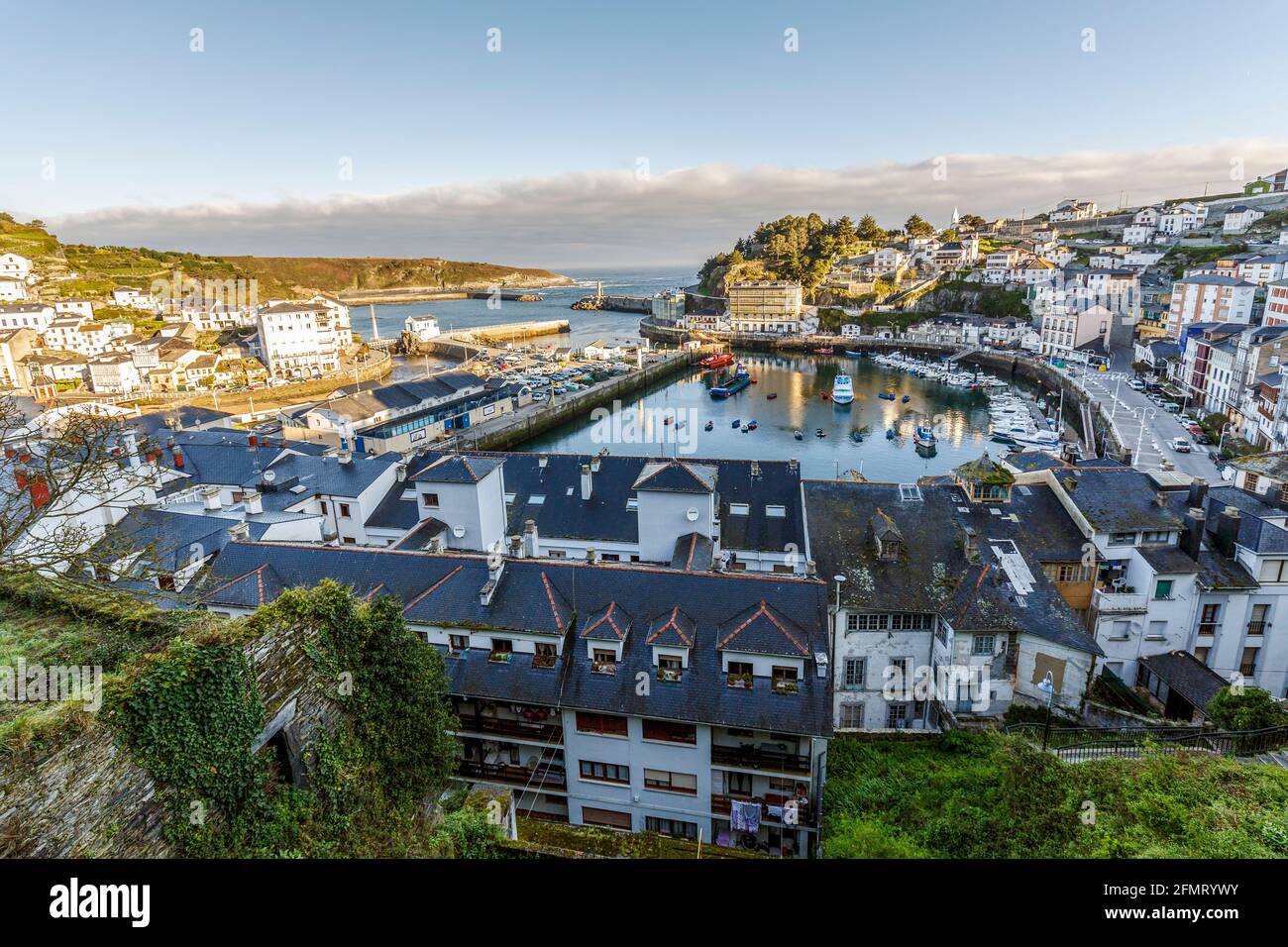 Luarca, Spanien - 31. März 2015: Blick auf den Hafen von Luarca und Häuser. Das Hotel liegt in Asturien, ist eine der schönsten und touristischen Städte des Nordens o Stockfoto