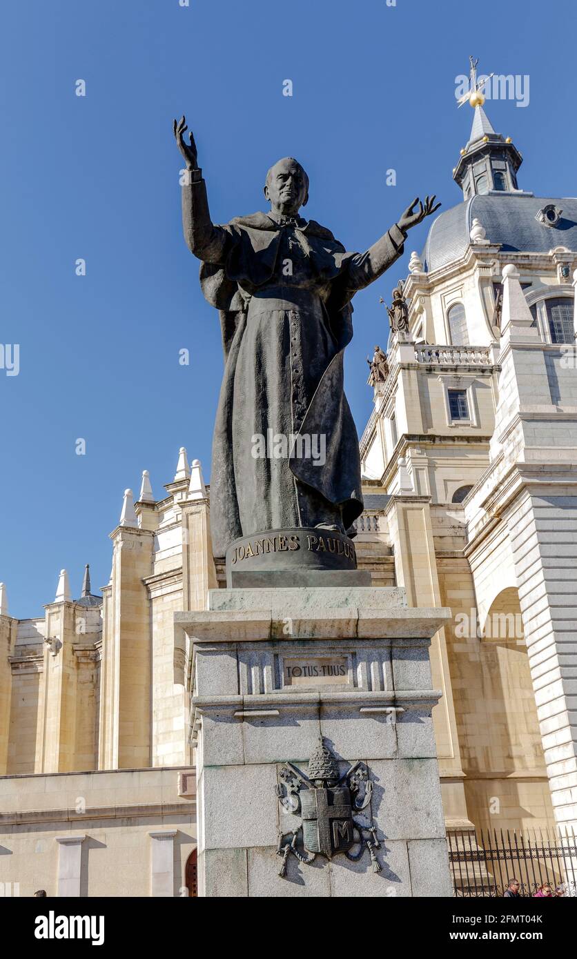 Statue von Papst Johannes Paul II. Vor in Madrid, Spanien Almudena Stockfoto