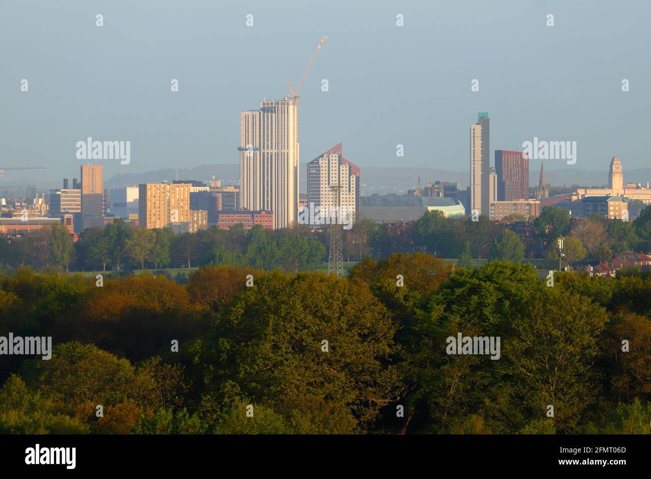 Skyline von Leeds mit Yorkshire's neuestem höchsten Gebäude 'Altus House' Stockfoto