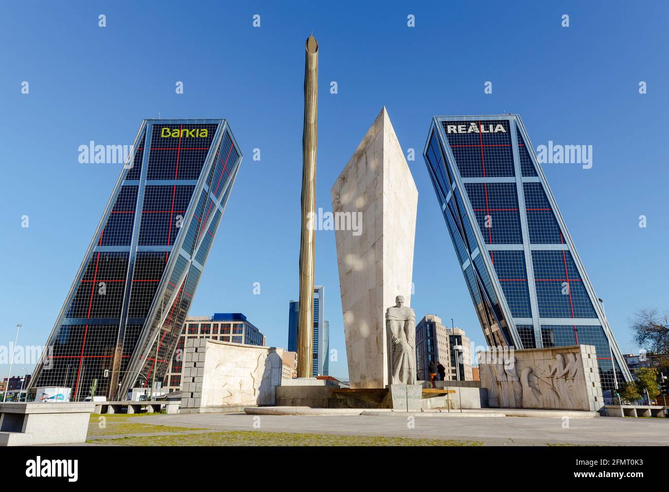 Madrid, Spanien - 28. November 2015: Die Türme des Tores of Europe, auch bekannt als KIO Towers (Torres KIO), sind zwei Bürogebäude in Madrid. Die Türme ha Stockfoto