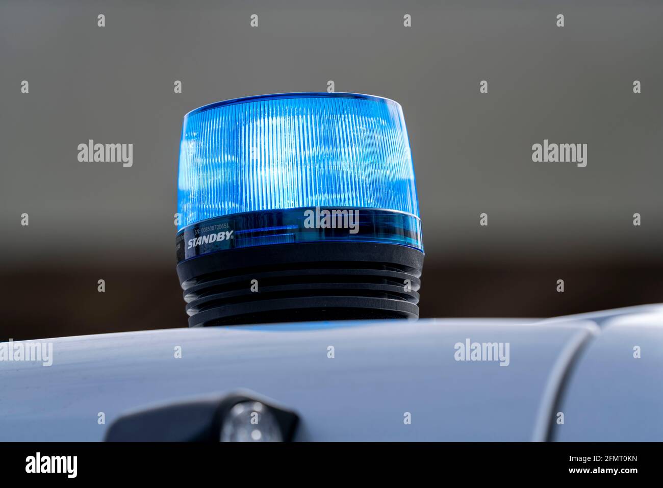 Blaues Licht auf einem Polizeiauto, blaues LED-Licht, Stockfoto