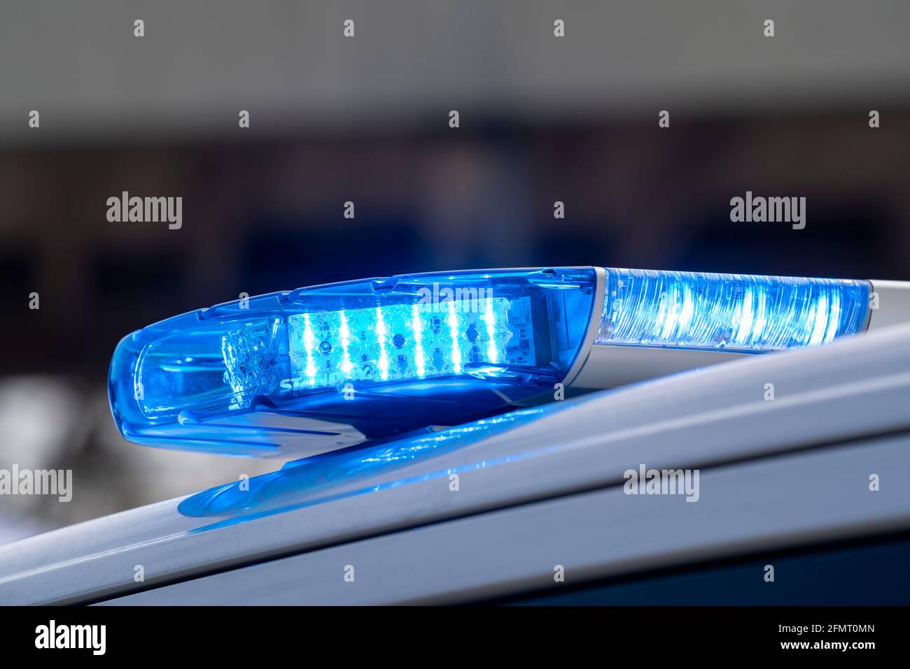 Blaues Licht auf einem Polizeiauto, blaues LED-Licht, Stockfoto