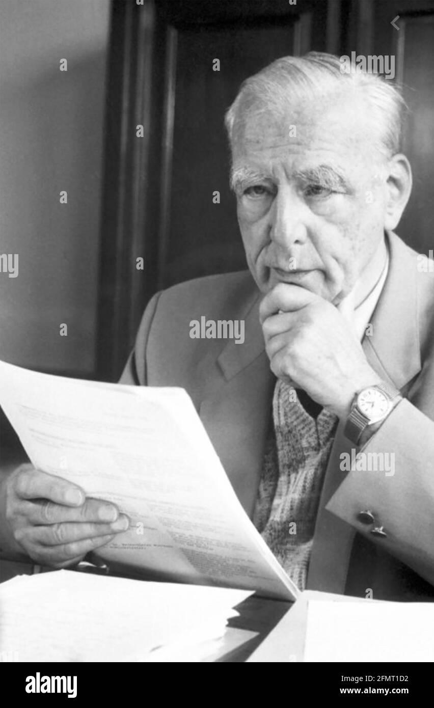 ERNST RUSKA (1906-1988) deutscher Physiker, der das erste Elektronenmikroskop entwickelte, hier um 1986 Stockfoto