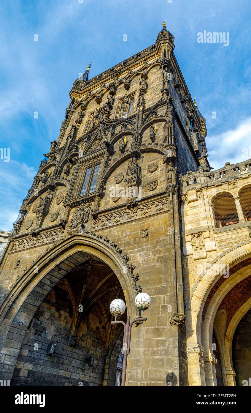 Prag, Tschechische republik - 12. September 2019: Celetna Straße und Pulverturm, gotisches Stadttor zum alten Prag. Stockfoto