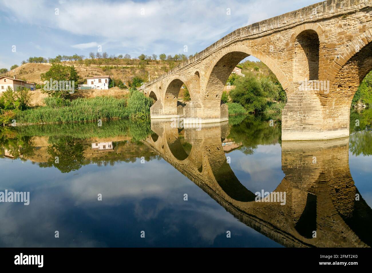 Die romanische Brücke über den Fluss Arga, Puente La Reina, Weg nach Santiago de Compostela, Navarra, Spanien Stockfoto