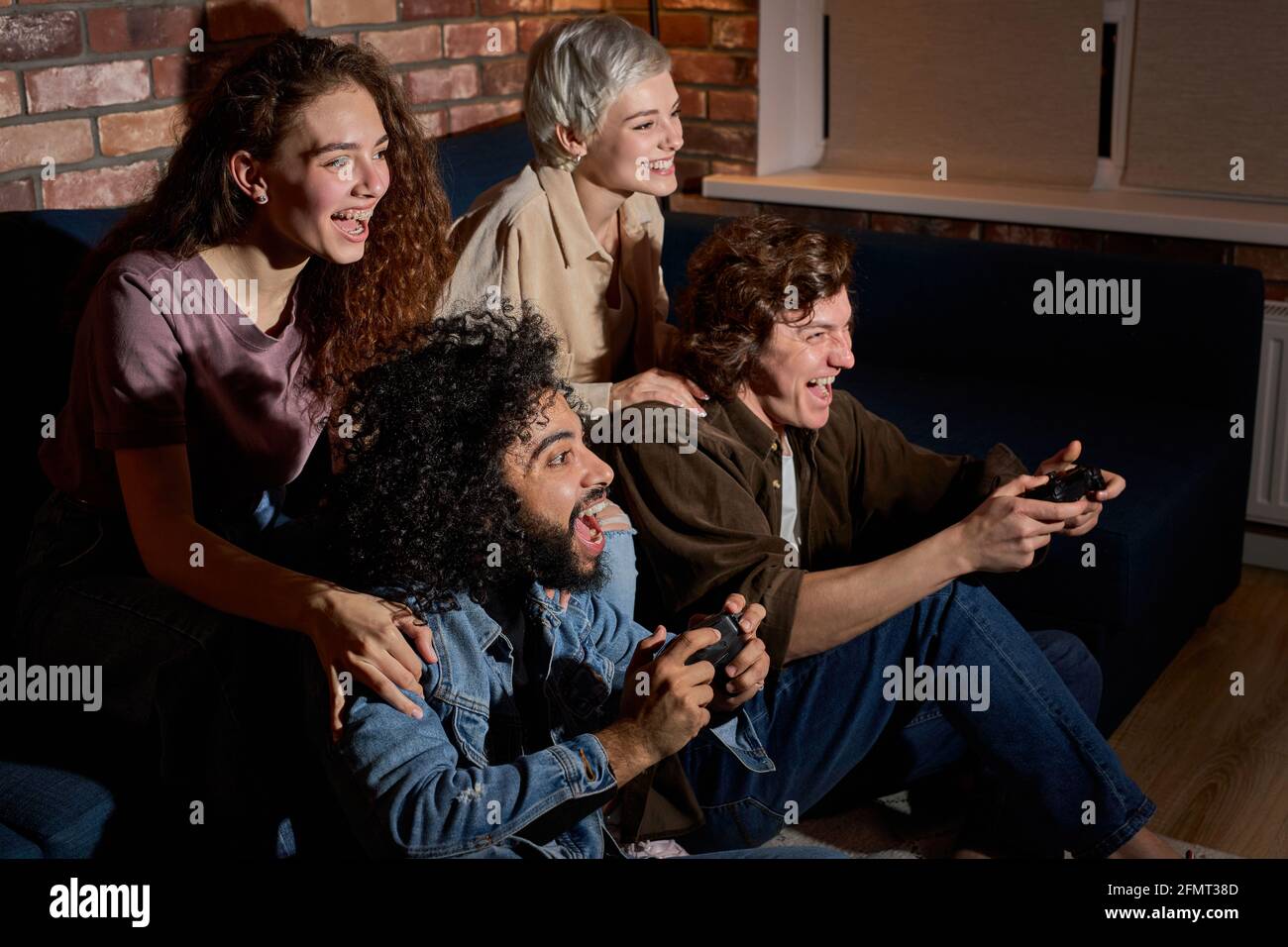Paare Freunde halten Joystick spielen Videospiel auf der Konsole, um Spaß zu haben, entspannt sitzen. Fröhliche Männer und Frauen in legerer Kleidung verbringen Zeit miteinander Stockfoto Paare Freunde halten Joystick spielen Videospiel auf der Konsole, um Spaß zu haben, entspannt sitzen. Fröhliche Männer und Frauen in legerer Kleidung verbringen Zeit miteinander Stockfoto