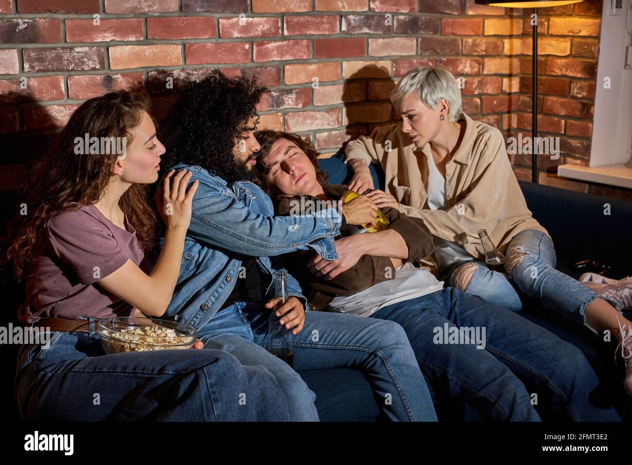 Diverse Freunde Fernsehen, während gelangweilt Freund schlafen im Wohnzimmer zu Hause, Einschlafen während Film, Möbel. Jungs und Damen versuchen, Stockfoto Diverse Freunde Fernsehen, während gelangweilt Freund schlafen im Wohnzimmer zu Hause, Einschlafen während Film, Möbel. Jungs und Damen versuchen, Stockfoto