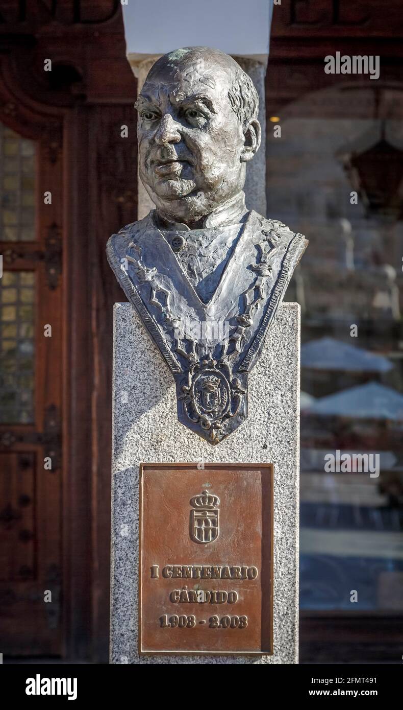 Statue von Candido größere Wirt Castilla, Autor von Santiago de Santiago im Plaza del Azoguejo, Segovia gelegen Stockfoto