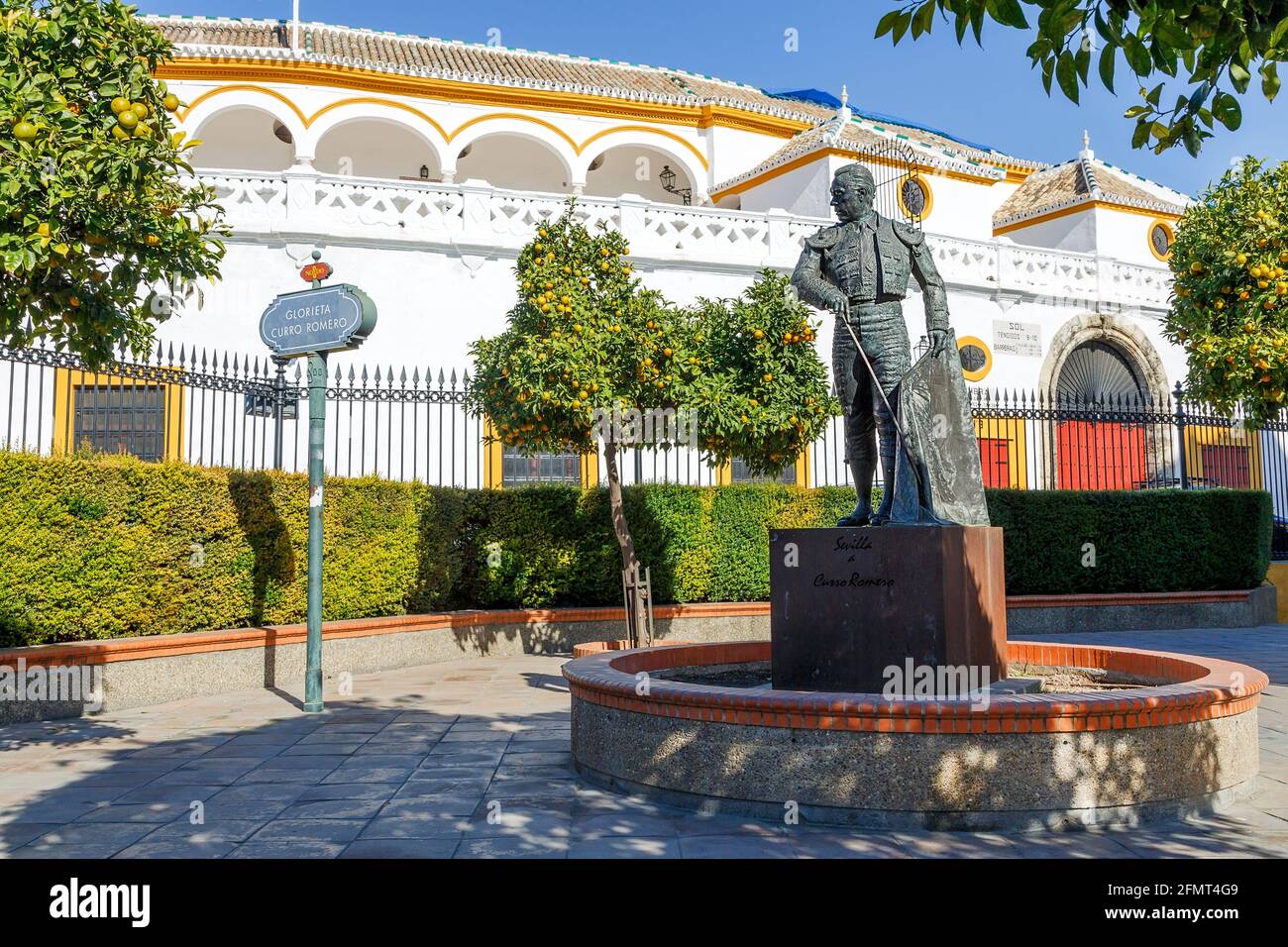 Die Stierkampfarena, Plaza de Toros de la Real Maestranza de Caballeria de Sevilla, mit Matador-Statue im Vordergrund, Sevilla, Provinz Sevilla, Andalus Stockfoto