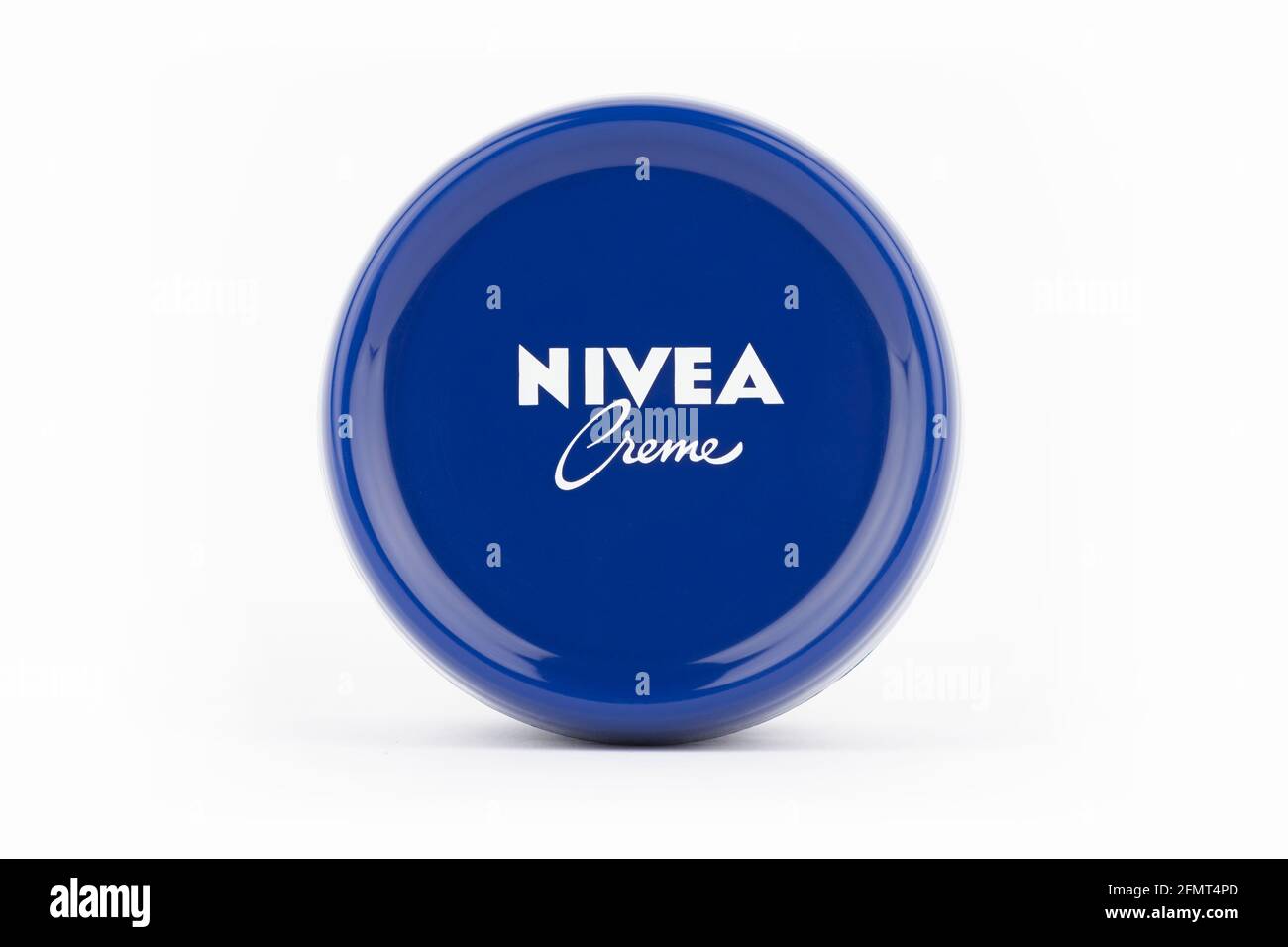 Eine Wanne mit Nivea-Creme auf weißem Hintergrund. Stockfoto