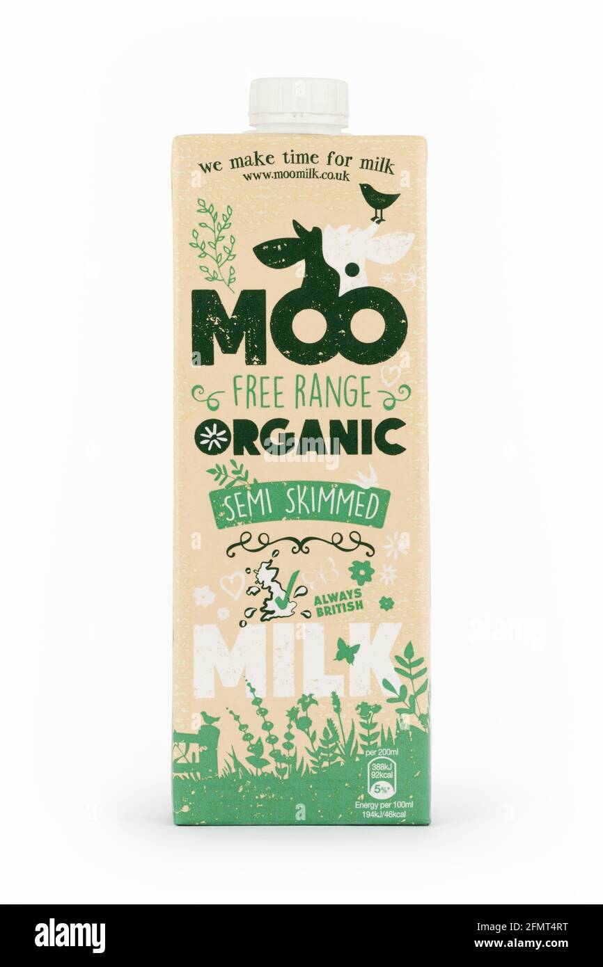 Eine Flasche Moo Free Range Bio-Halbfettmilch auf weißem Hintergrund. Stockfoto