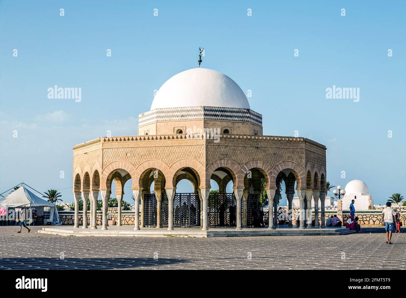 TOZEUR, TUNESIEN - 22. AUGUST 2014: Mausoleum von Habib Bourgiba, dem ersten Präsidenten der Republik Tunesien Stockfoto
